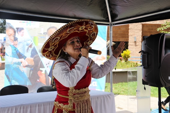 Dalia Liliana Cruz Vásquez, deleitando al público en el marco del Día de la Lucha Contra el Cáncer de Mama, en el centro de Ciudad Mujer, colonia Kennedy de Tegucigalpa.